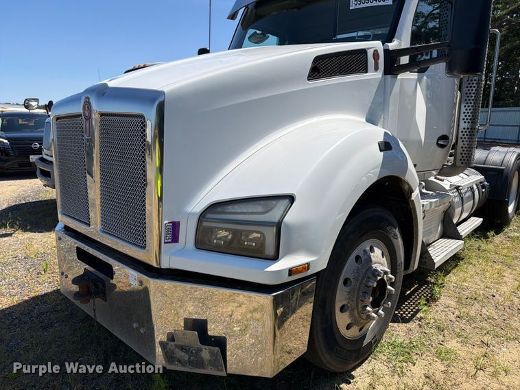 image for item YA4066 2018 Kenworth T880 semi truck
