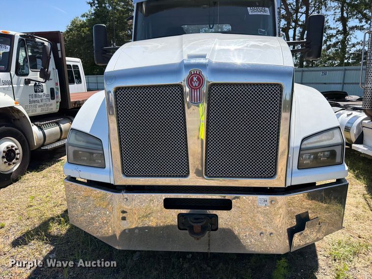image for item YA4066 2018 Kenworth T880 semi truck