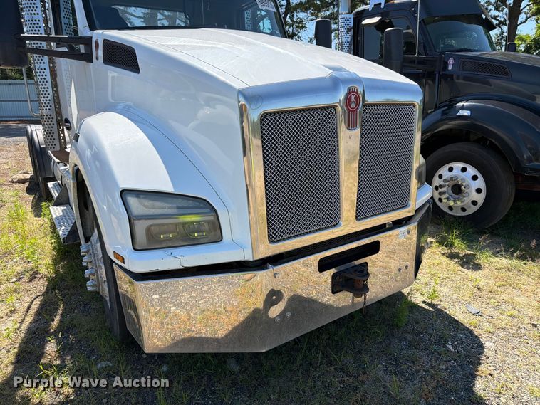 image for item YA4066 2018 Kenworth T880 semi truck