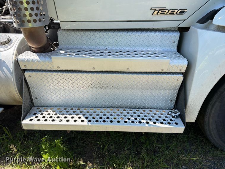 image for item YA4066 2018 Kenworth T880 semi truck