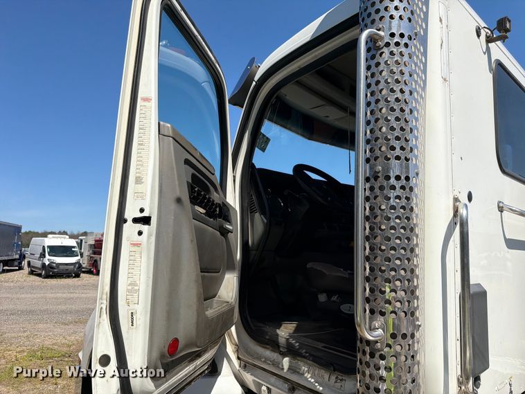image for item YA4066 2018 Kenworth T880 semi truck