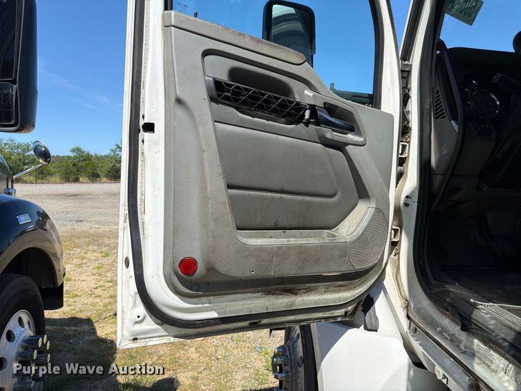 image for item YA4066 2018 Kenworth T880 semi truck