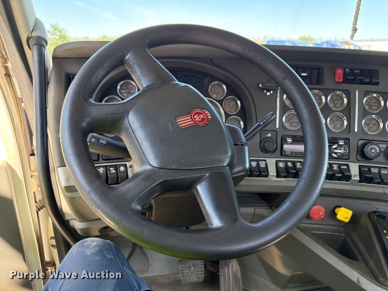 image for item YA4066 2018 Kenworth T880 semi truck