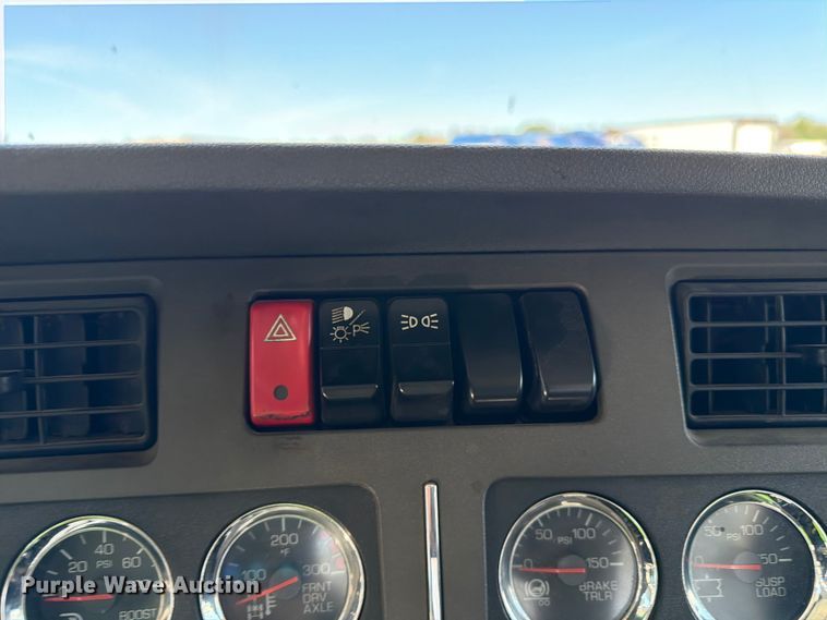 image for item YA4066 2018 Kenworth T880 semi truck