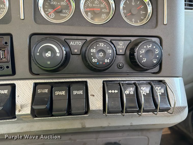 image for item YA4066 2018 Kenworth T880 semi truck