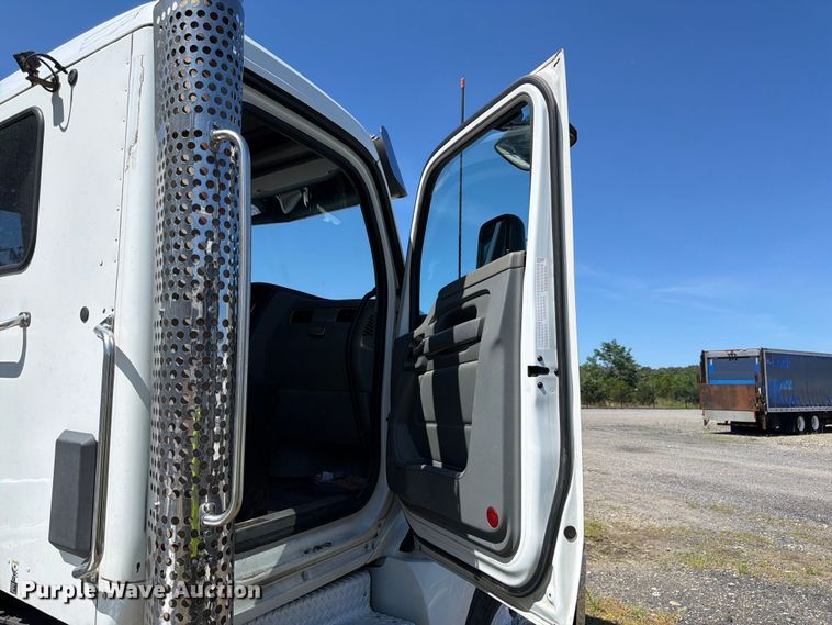 image for item YA4066 2018 Kenworth T880 semi truck