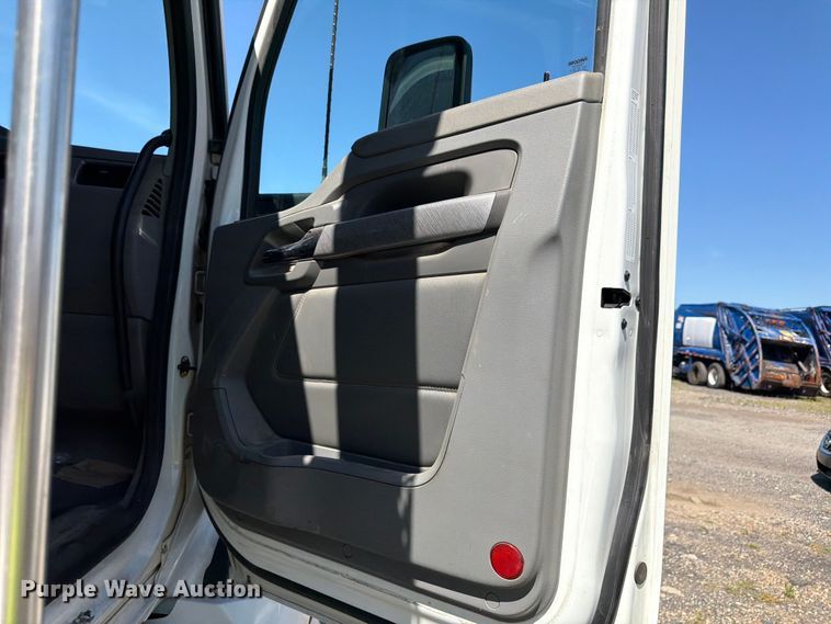 image for item YA4066 2018 Kenworth T880 semi truck