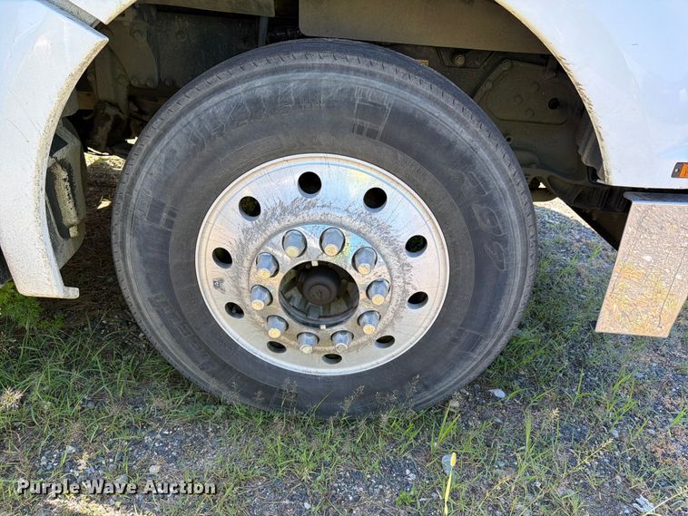 image for item YA4066 2018 Kenworth T880 semi truck
