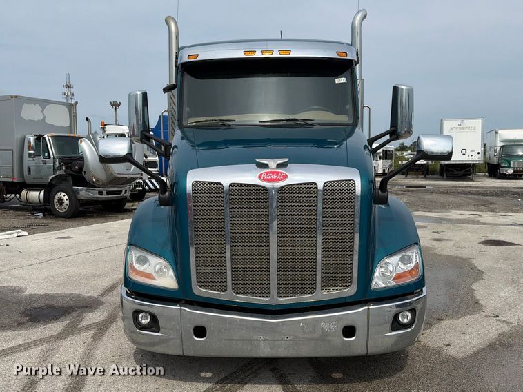 image for item YA4092 2017 Peterbilt 579 semi truck