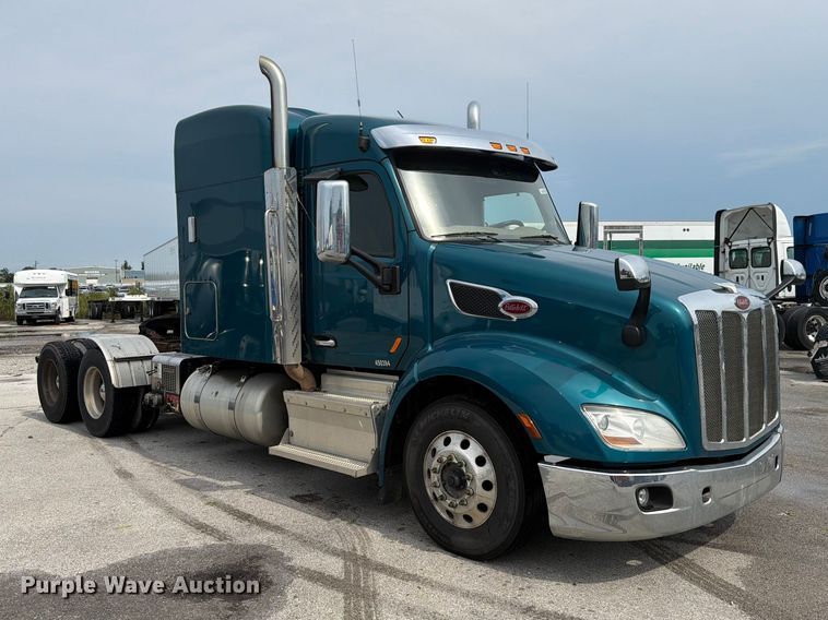 image for item YA4092 2017 Peterbilt 579 semi truck