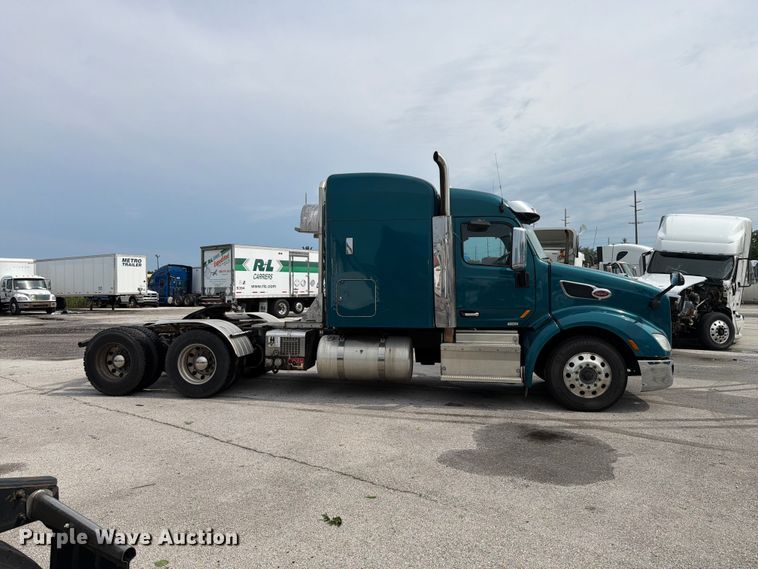 image for item YA4092 2017 Peterbilt 579 semi truck