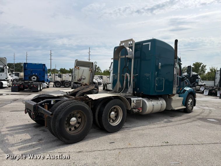 image for item YA4092 2017 Peterbilt 579 semi truck