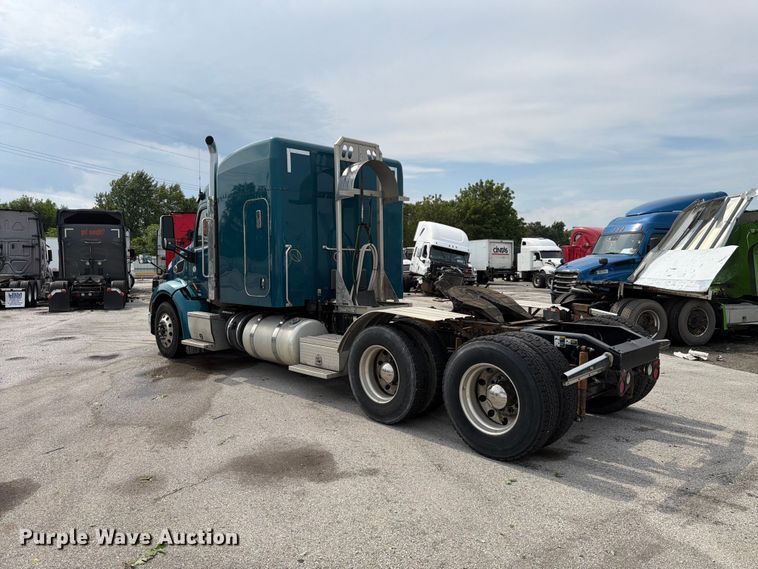 image for item YA4092 2017 Peterbilt 579 semi truck