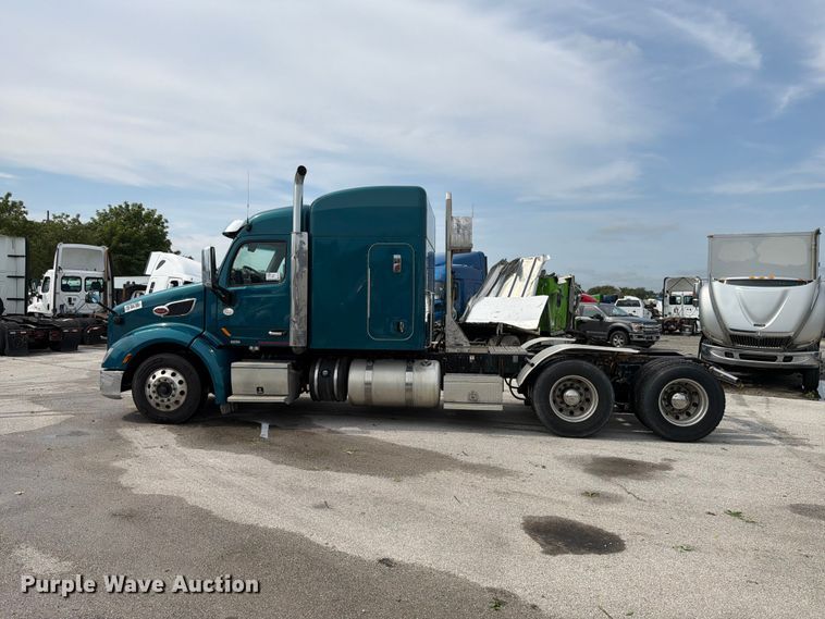 image for item YA4092 2017 Peterbilt 579 semi truck