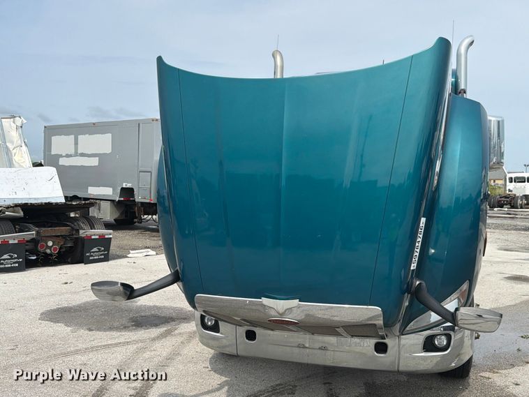 image for item YA4092 2017 Peterbilt 579 semi truck