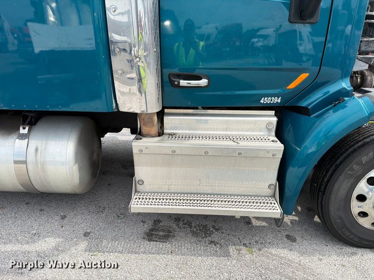image for item YA4092 2017 Peterbilt 579 semi truck