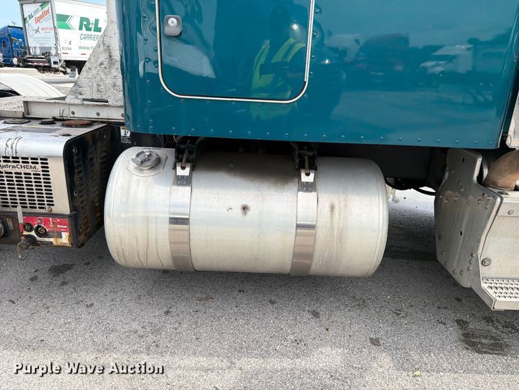 image for item YA4092 2017 Peterbilt 579 semi truck