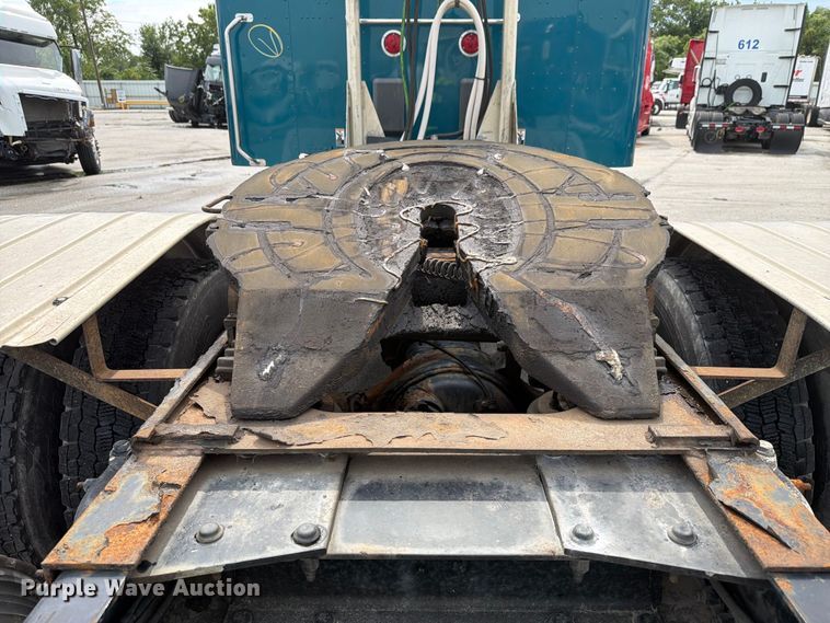 image for item YA4092 2017 Peterbilt 579 semi truck