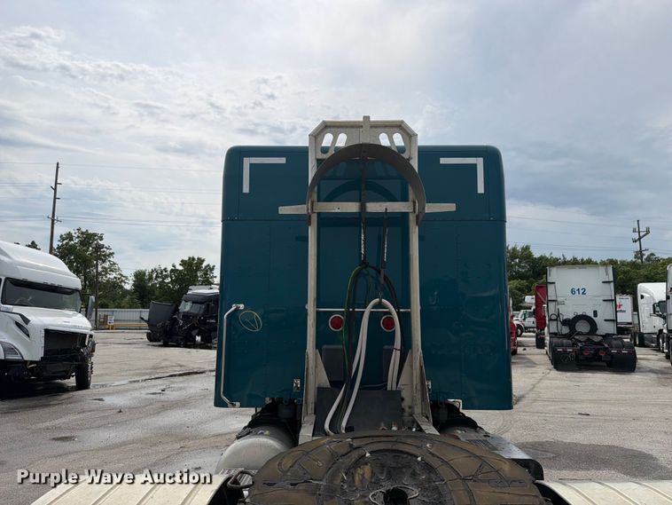 image for item YA4092 2017 Peterbilt 579 semi truck
