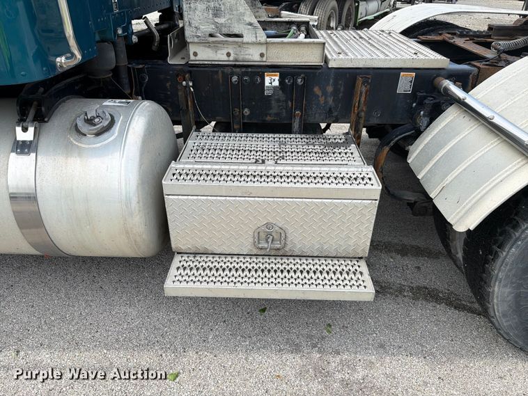 image for item YA4092 2017 Peterbilt 579 semi truck