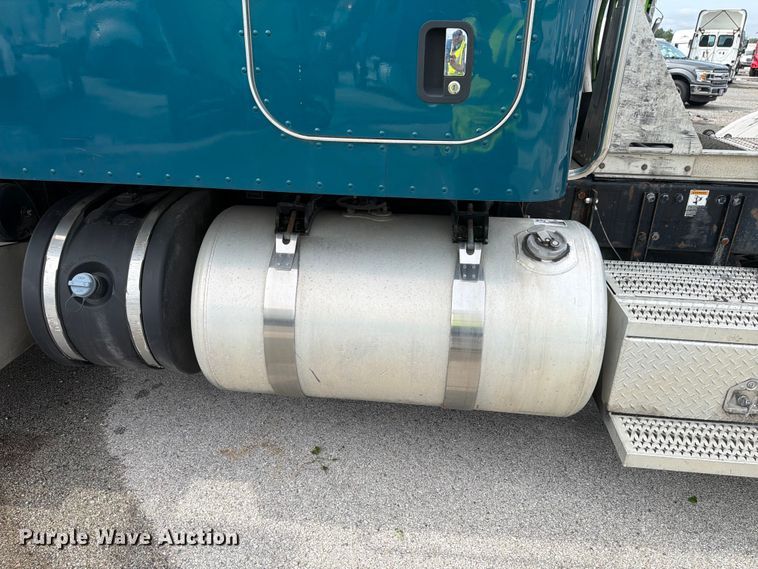 image for item YA4092 2017 Peterbilt 579 semi truck