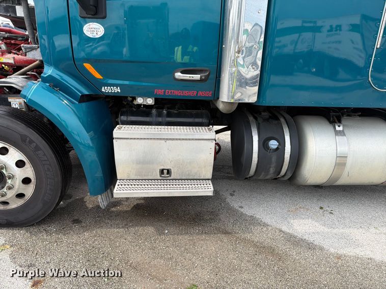 image for item YA4092 2017 Peterbilt 579 semi truck