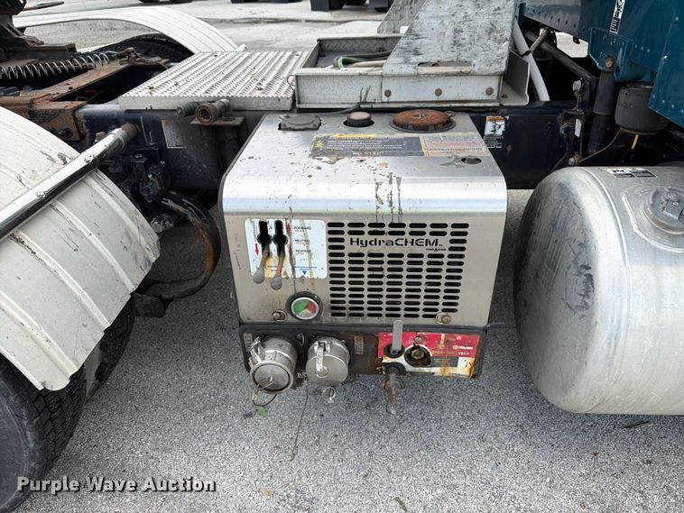 image for item YA4092 2017 Peterbilt 579 semi truck