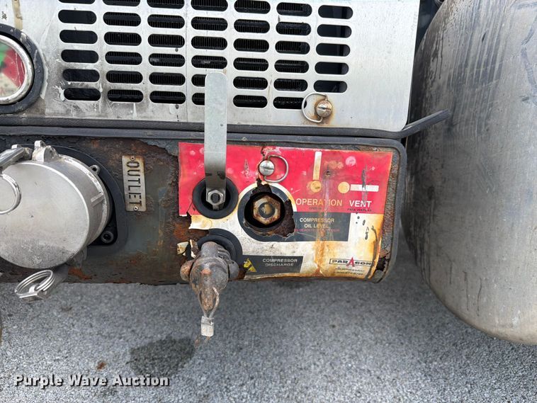 image for item YA4092 2017 Peterbilt 579 semi truck
