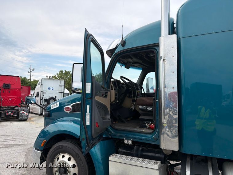 image for item YA4092 2017 Peterbilt 579 semi truck