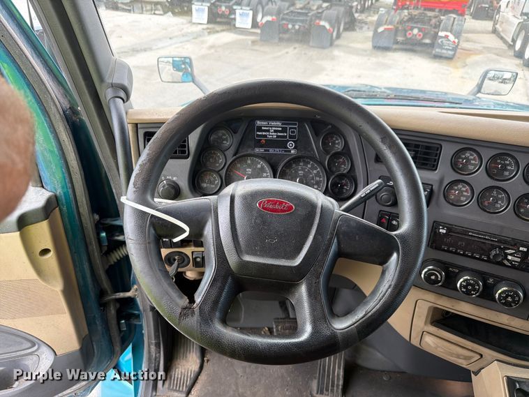 image for item YA4092 2017 Peterbilt 579 semi truck
