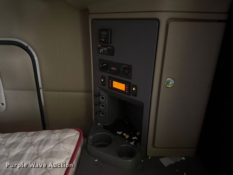 image for item YA4092 2017 Peterbilt 579 semi truck