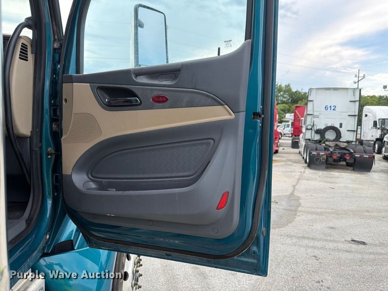 image for item YA4092 2017 Peterbilt 579 semi truck