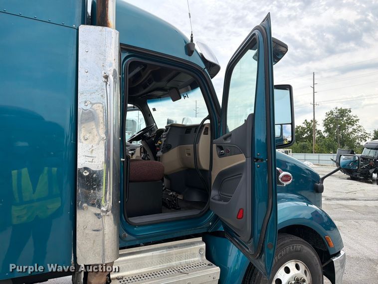 image for item YA4092 2017 Peterbilt 579 semi truck