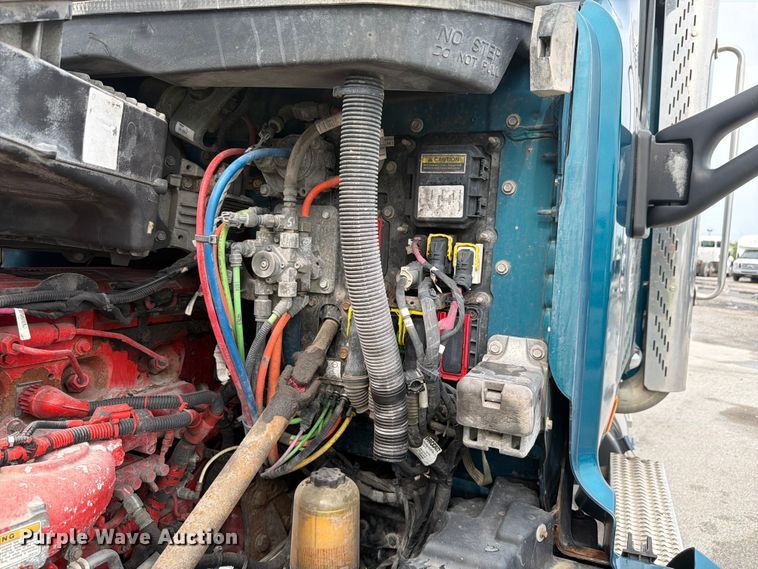 image for item YA4092 2017 Peterbilt 579 semi truck
