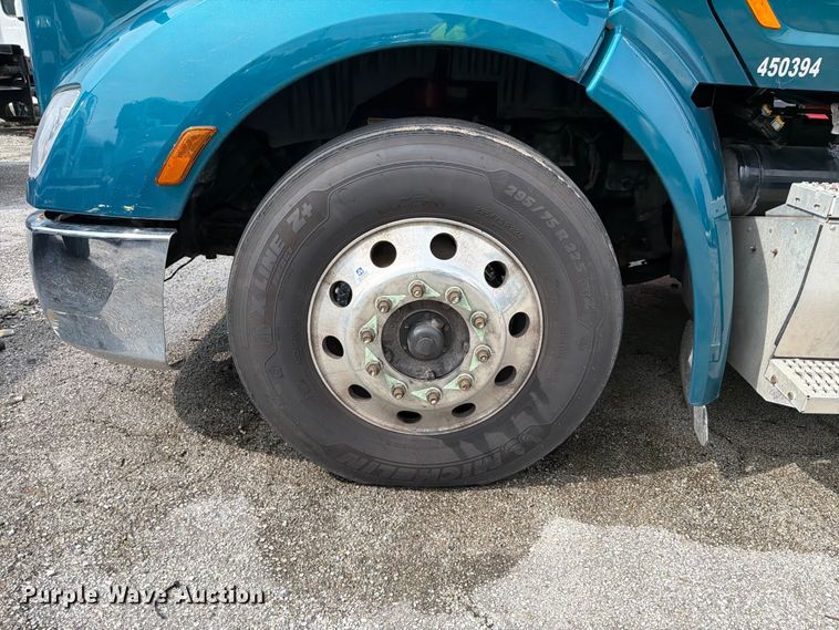 image for item YA4092 2017 Peterbilt 579 semi truck