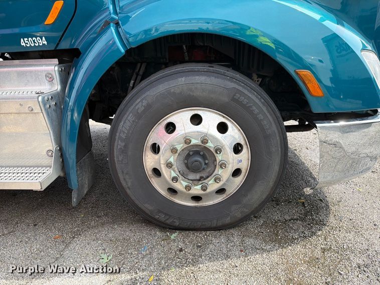 image for item YA4092 2017 Peterbilt 579 semi truck