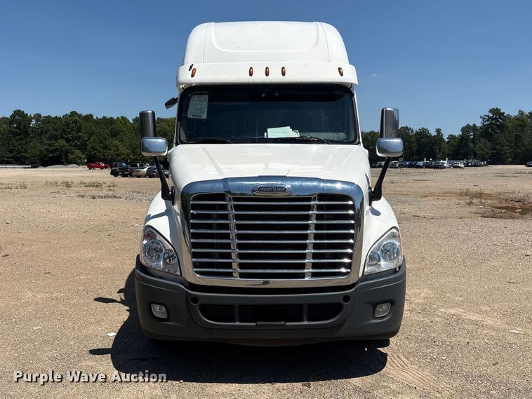 image for item YA4102 2019 Freightliner Cascadia 125 semi truck