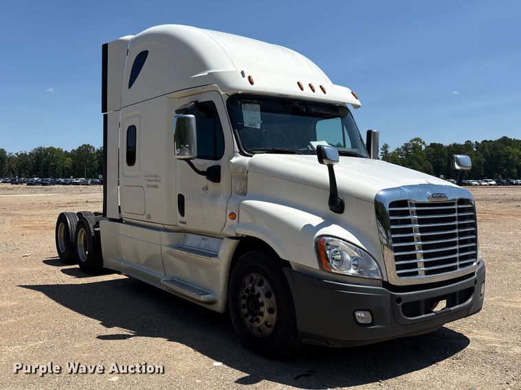 image for item YA4102 2019 Freightliner Cascadia 125 semi truck