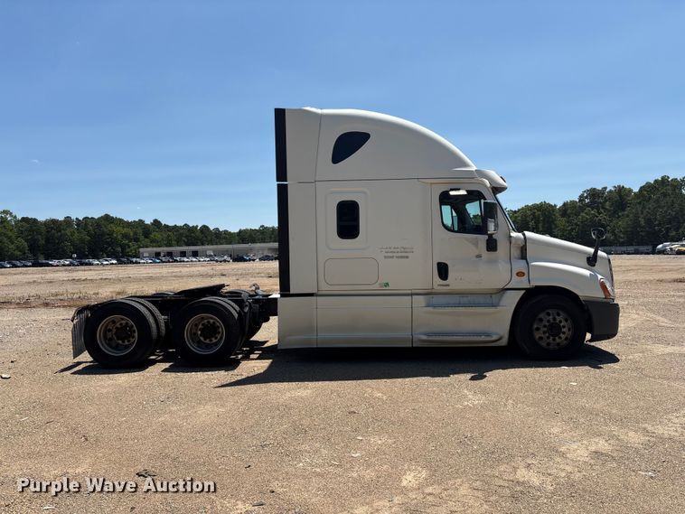 image for item YA4102 2019 Freightliner Cascadia 125 semi truck