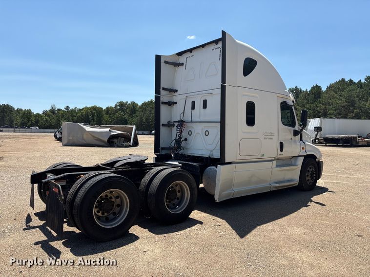 image for item YA4102 2019 Freightliner Cascadia 125 semi truck