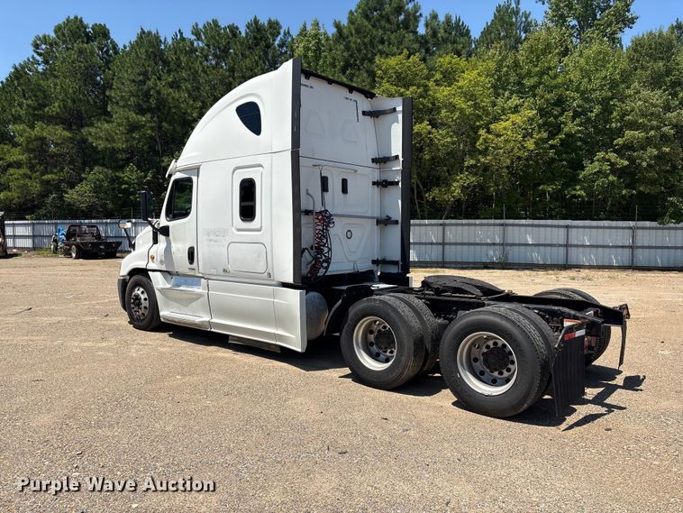 image for item YA4102 2019 Freightliner Cascadia 125 semi truck