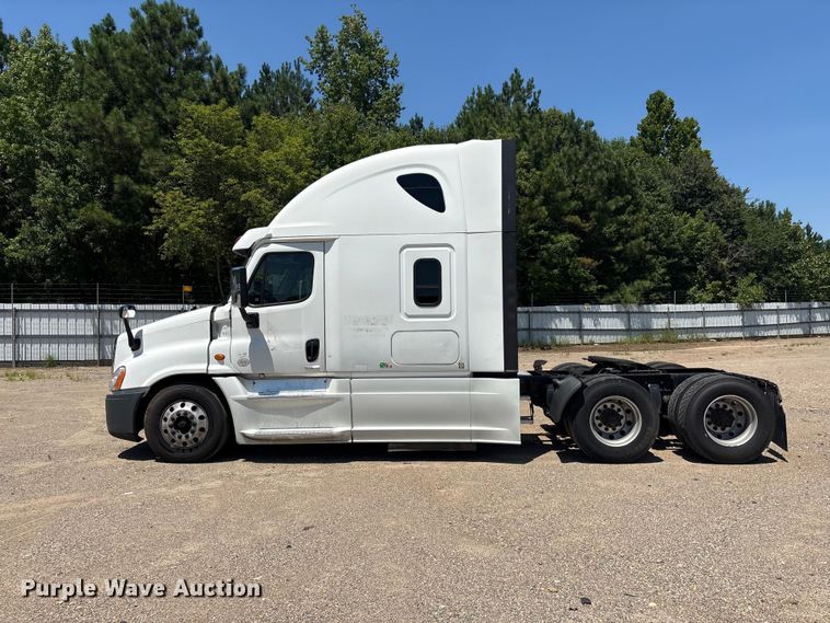 image for item YA4102 2019 Freightliner Cascadia 125 semi truck