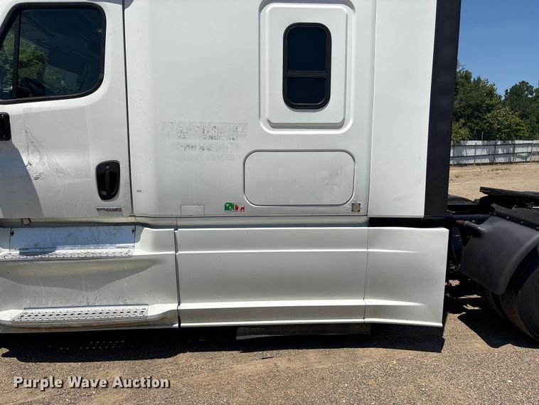 image for item YA4102 2019 Freightliner Cascadia 125 semi truck