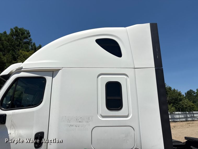 image for item YA4102 2019 Freightliner Cascadia 125 semi truck