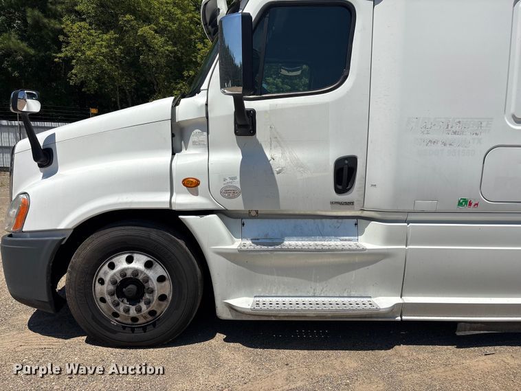 image for item YA4102 2019 Freightliner Cascadia 125 semi truck