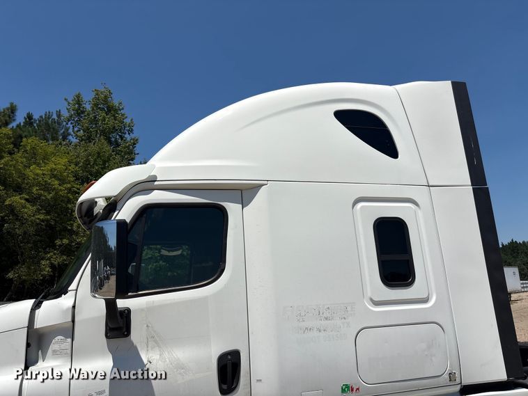image for item YA4102 2019 Freightliner Cascadia 125 semi truck