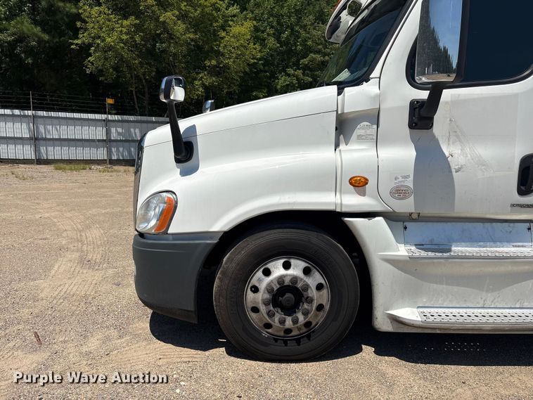 image for item YA4102 2019 Freightliner Cascadia 125 semi truck