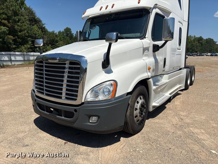 image for item YA4102 2019 Freightliner Cascadia 125 semi truck