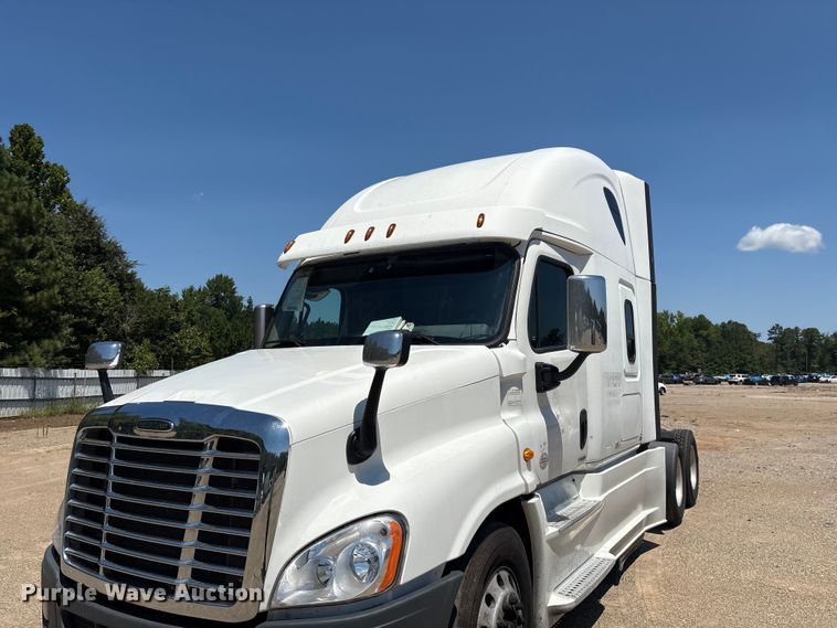 image for item YA4102 2019 Freightliner Cascadia 125 semi truck