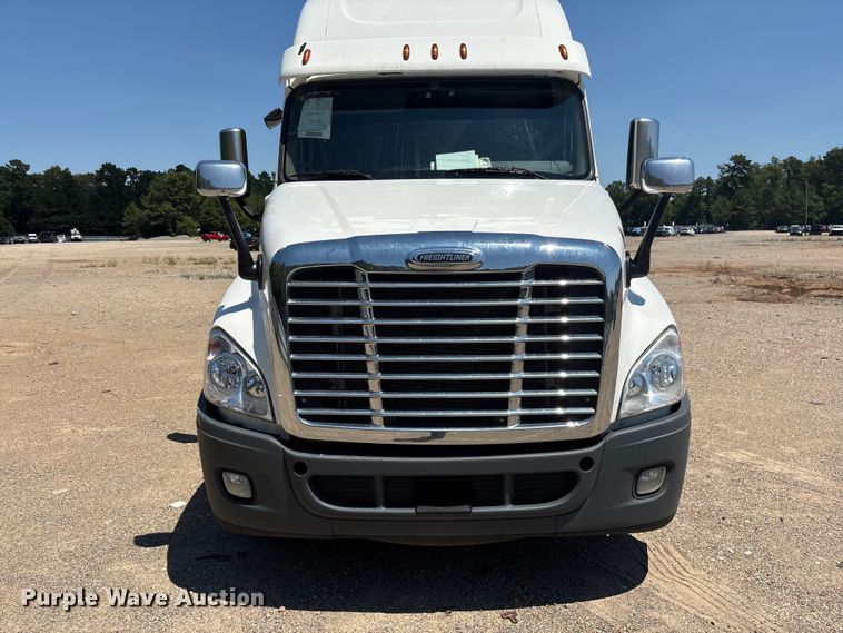image for item YA4102 2019 Freightliner Cascadia 125 semi truck